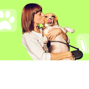 Une femme embrassant passionnément son chien sur un fond vert vif, amélioré grâce à Formation Photoshop.