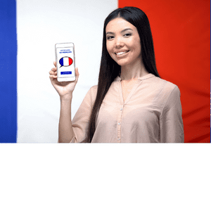 Une femme présentant un téléphone affichant Formation Français - Certification Le Robert, représentant ses compétences en français.