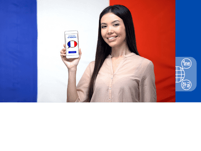 Une femme présentant un téléphone affichant Formation Français - Certification Le Robert, représentant ses compétences en français.