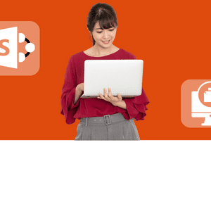 Une femme tient un ordinateur portable devant un fond orange, démontrant son expertise en Formation Sharepoint.