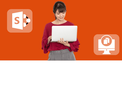 Une femme tient un ordinateur portable devant un fond orange, démontrant son expertise en Formation Sharepoint.