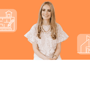 Une femme est assise devant un fond orange avec des icônes d'une maison et Formation Sketchup.