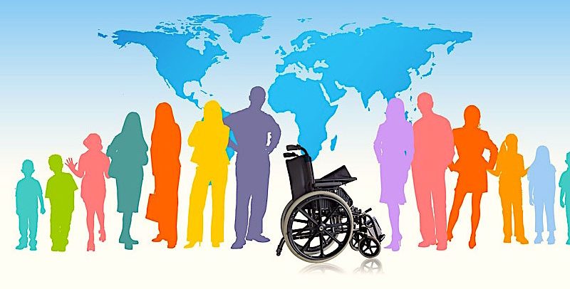 Un groupe de personnes accessibles en fauteuil roulant explorant des destinations mondiales sur une carte du monde, promouvant l'inclusion dans le tourisme.