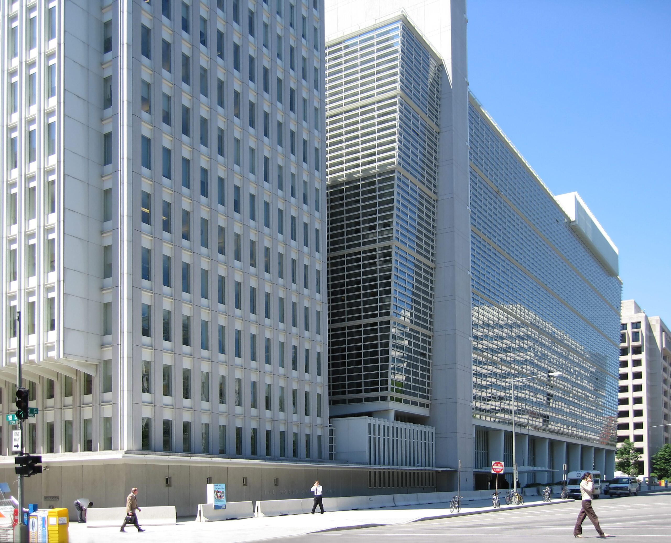 Un grand bâtiment blanc.