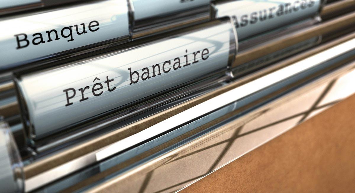 Un dossier portant la mention « prêt bancaire ».