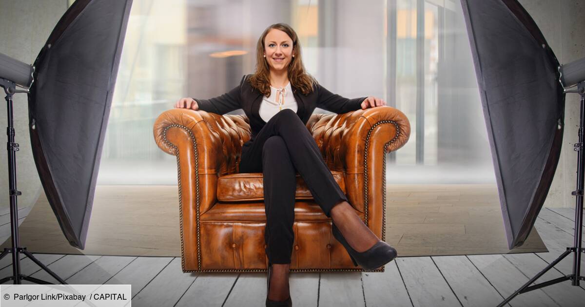 Une femme faisant preuve de leadership assise sur une chaise devant une caméra.
