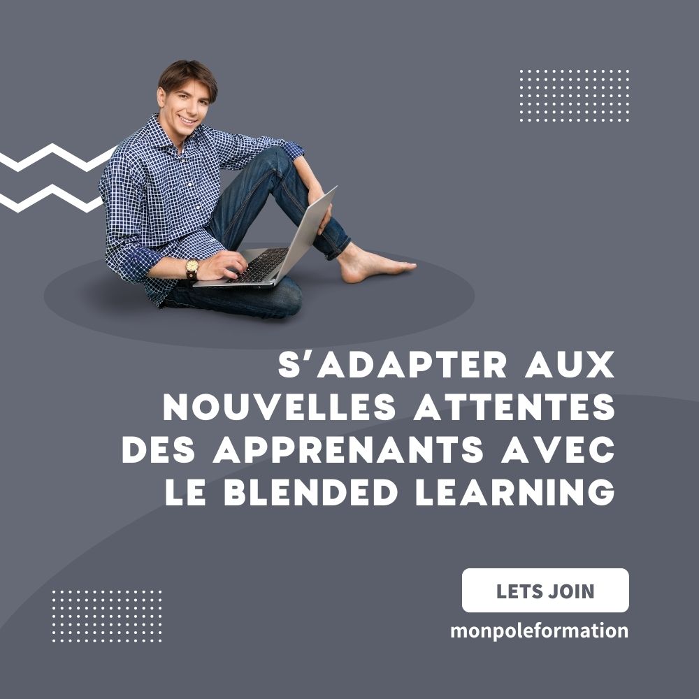 Apprenant suivant un cours en ligne sur ordinateur tout en participant à une discussion en présentiel