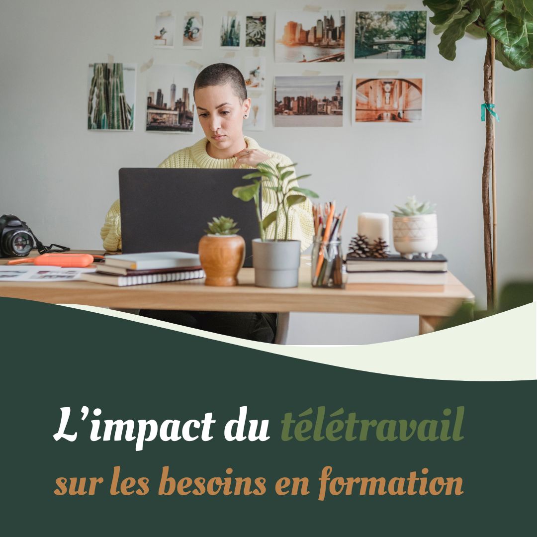 Salariée en télétravail suivant une formation en ligne depuis son domicile