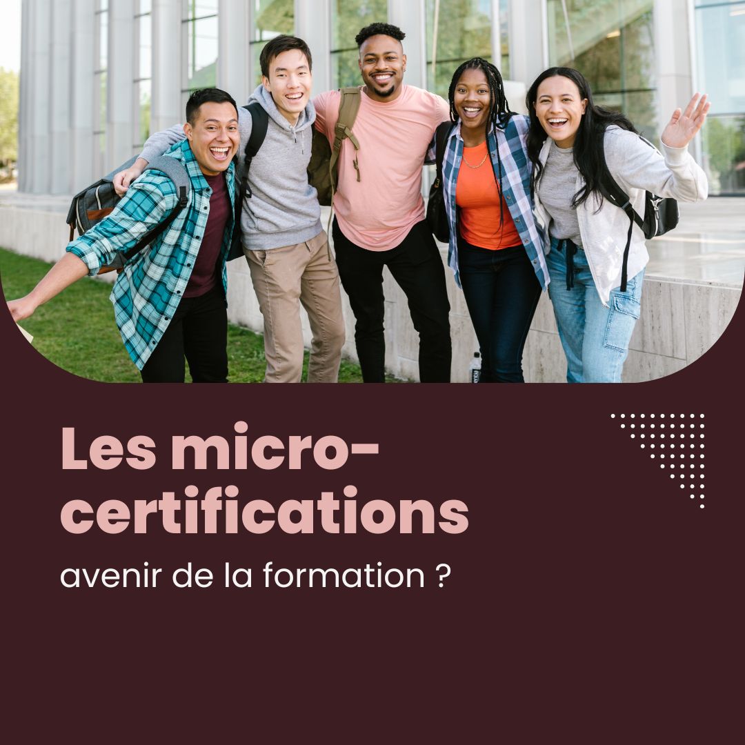 Salarié suivant une micro-certification en ligne sur son ordinateur portable