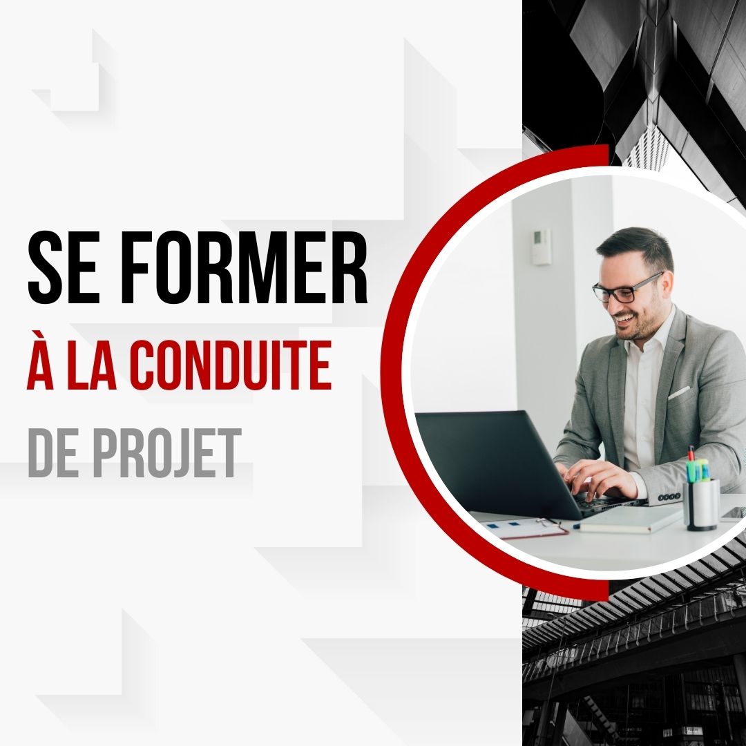 Groupe de professionnels en formation à la gestion de projet devant un tableau de planification