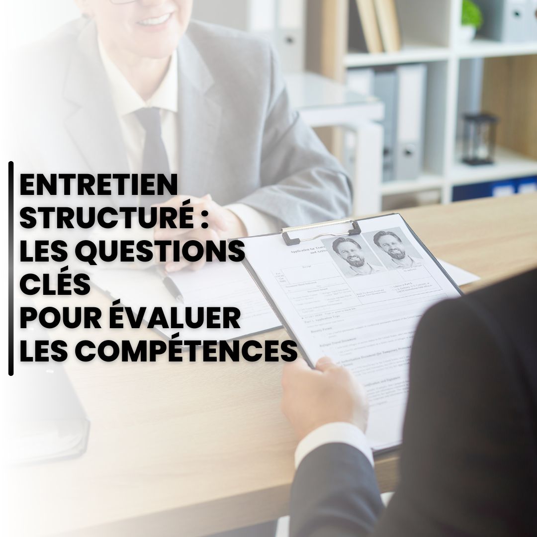Recruteur menant un entretien structuré pour évaluer les compétences d’un candidat