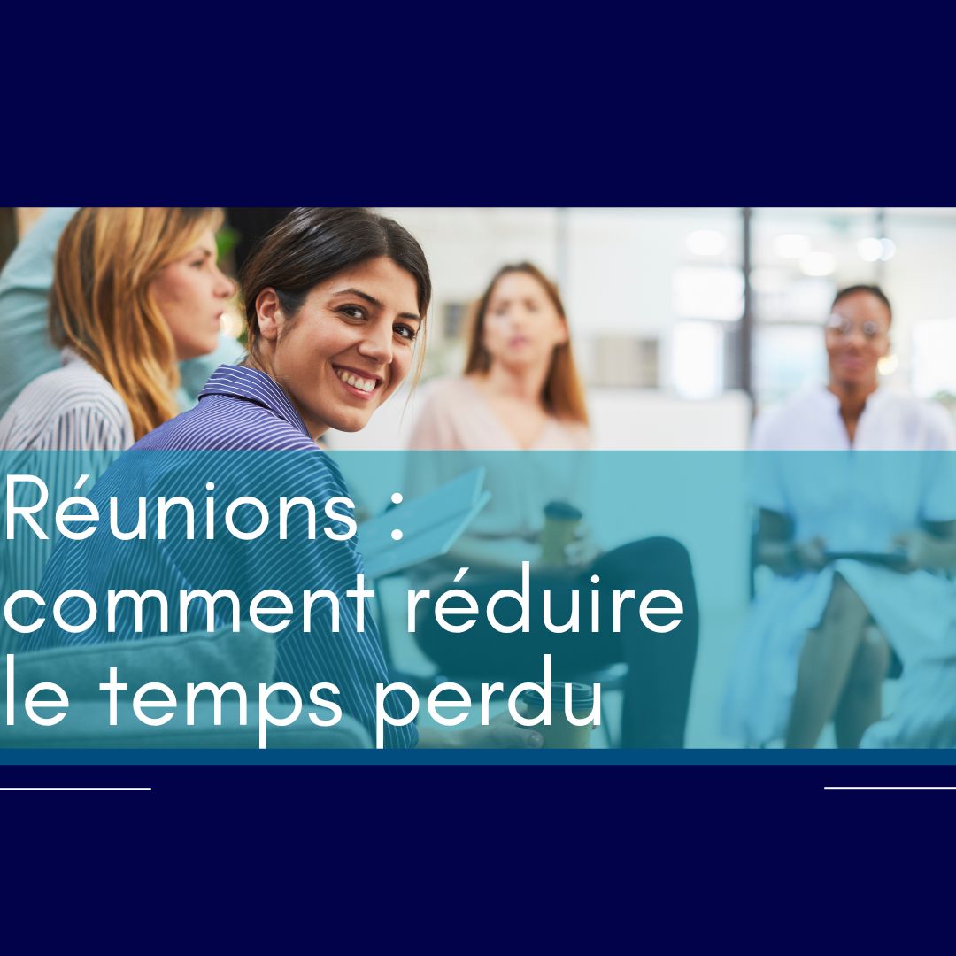 Équipe en réunion productive avec un ordre du jour clair