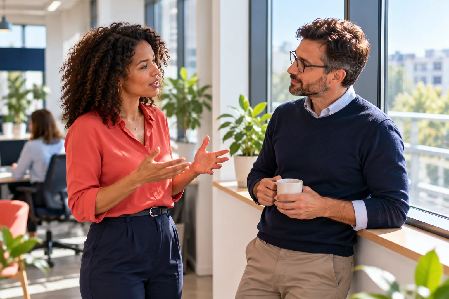 Formation communication interpersonnelle : deux collègues échangent dans une écoute active